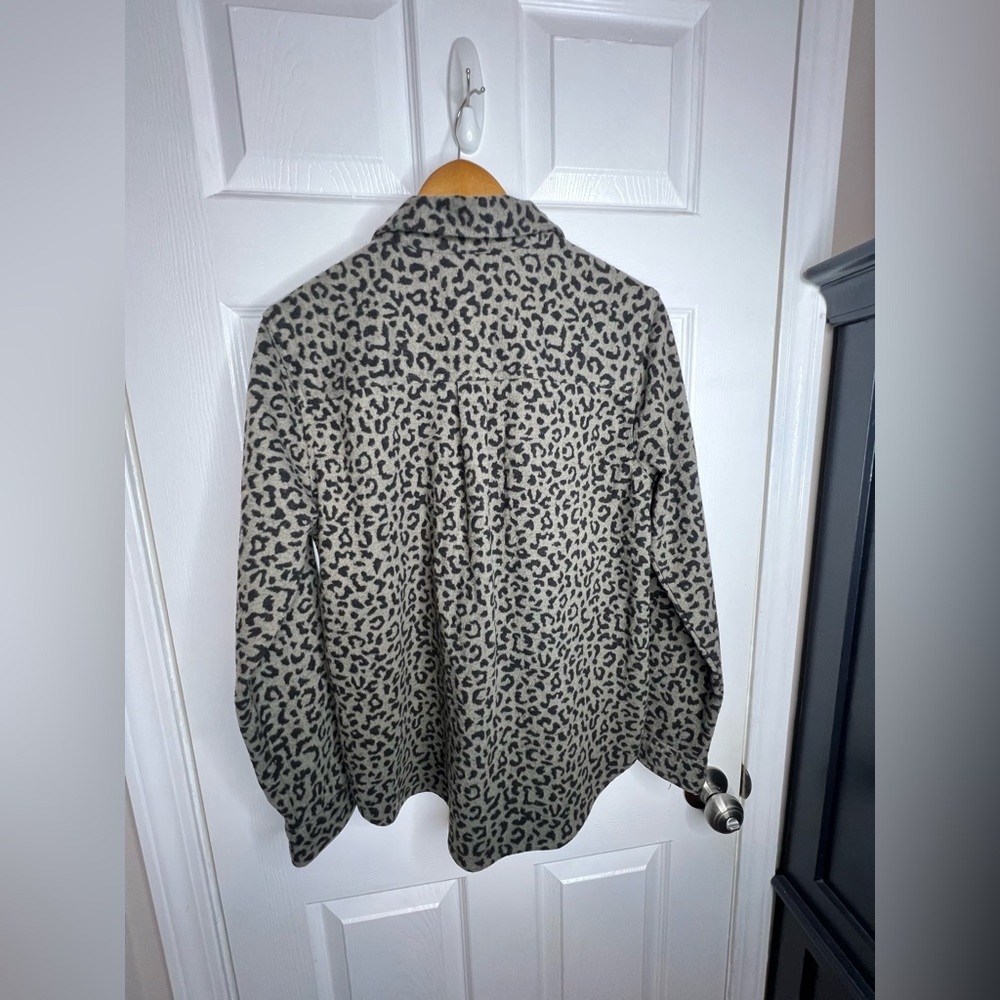 Beach Lunch Lounge Women’s Medium Gray Animal Print Shirt Jacket Shacket M - Picture 5 of 12